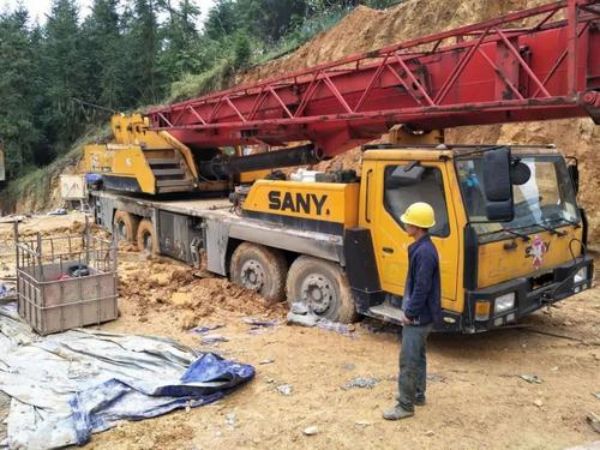政华龙区吊车出租电话_吊车出租公司建议广大驾驶员要减少怠
